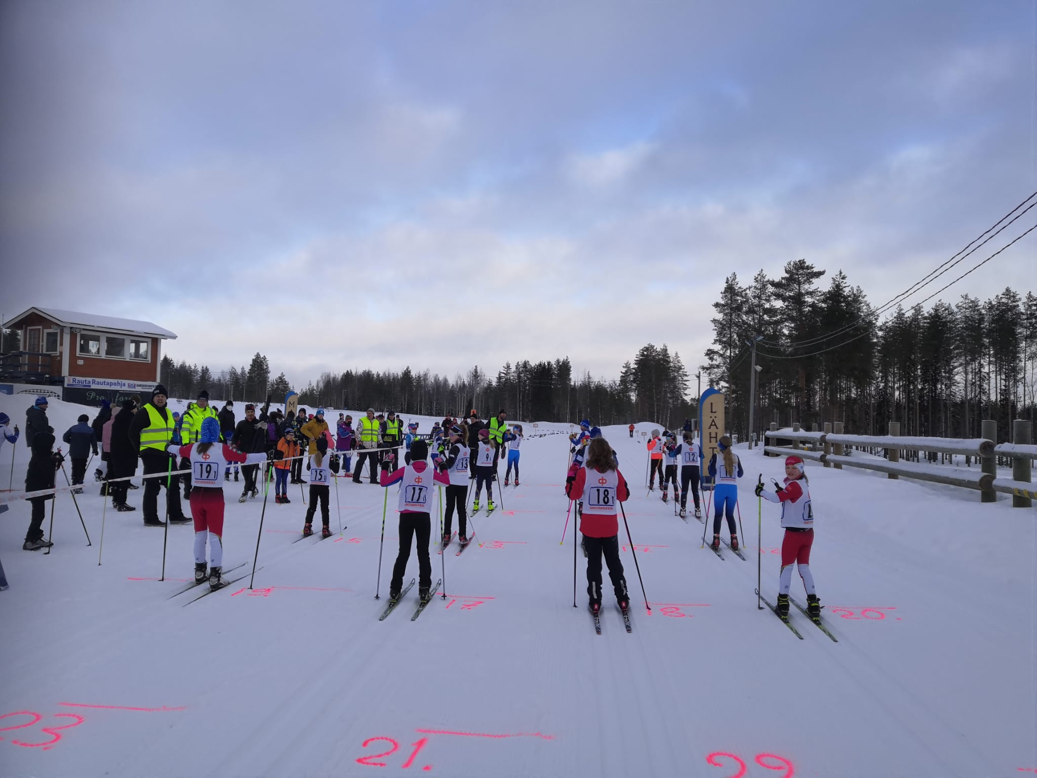 hiihtäjät lähtöviivalla