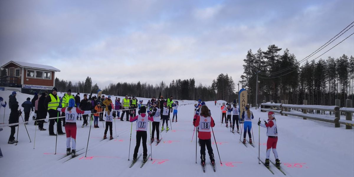 hiihtäjät lähtöviivalla