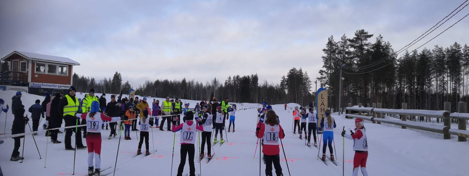 hiihtäjät lähtöviivalla